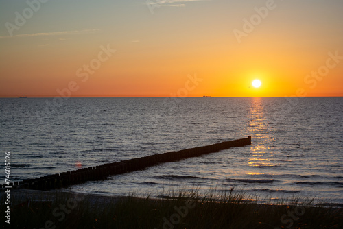 Sonnenuntergang über der Ostsee bei Ahrenshoop – Fischland-Darß-Zingst, Ostsee, Mecklenburg-Vorpommern, Deutschland