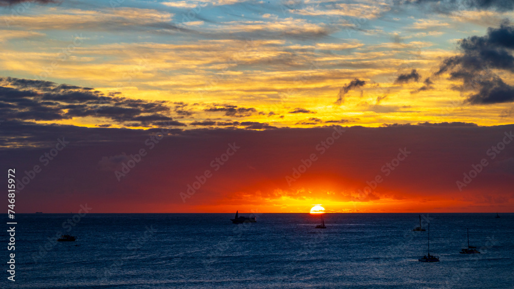 ハワイの海に沈む太陽　夕焼け