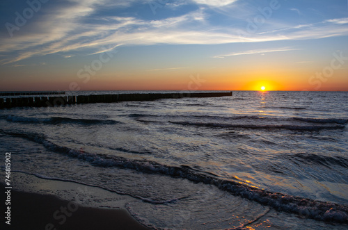 Sonnenuntergang über der Ostsee bei Ahrenshoop – Fischland-Darß-Zingst, Ostsee, Mecklenburg-Vorpommern, Deutschland