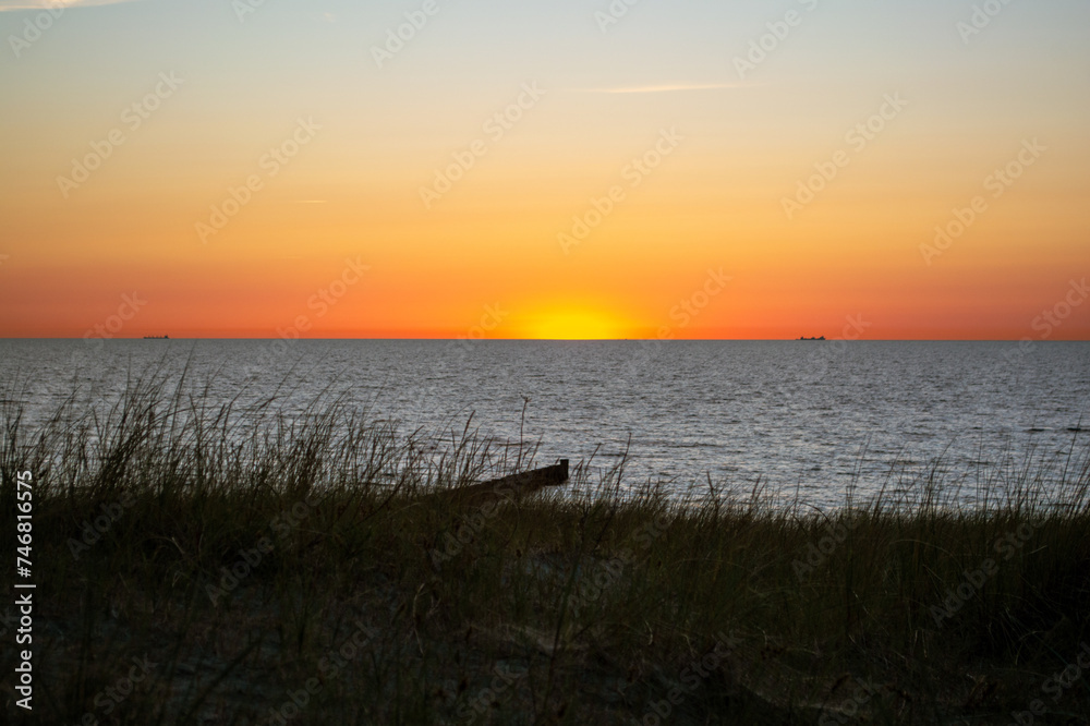 Sonnenuntergang über der Ostsee bei Ahrenshoop – Fischland-Darß-Zingst, Ostsee, Mecklenburg-Vorpommern, Deutschland