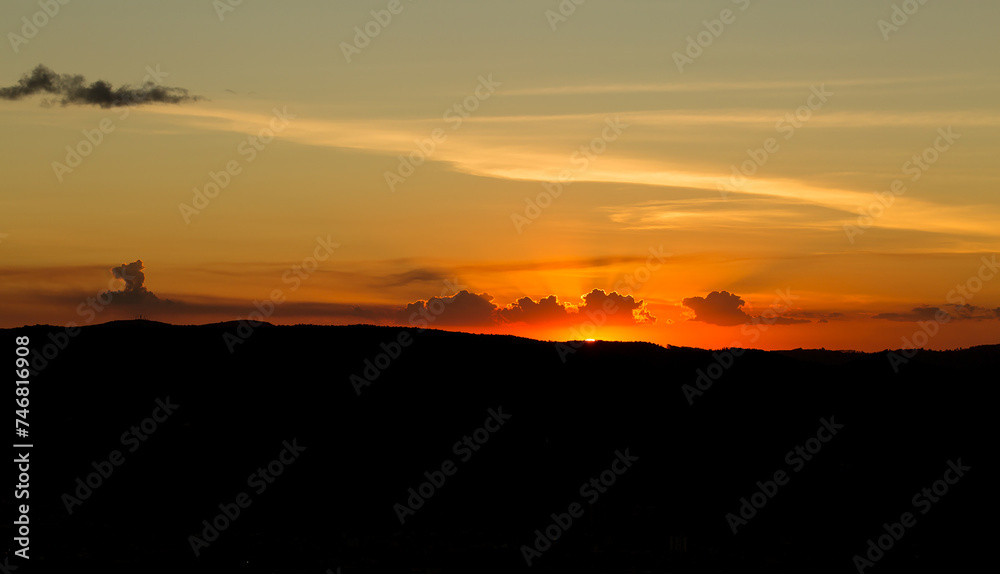 Por do sol com céu vermelho, amarelo, e sombras fortes. Por do sol com céu vermelho, amarelo, e sombras fortes.