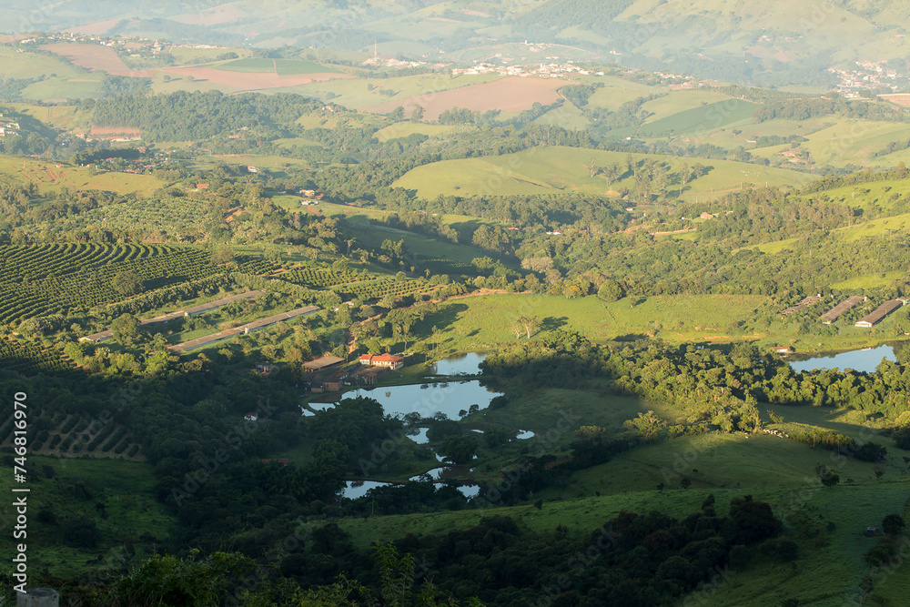 Serras cobertas com névoa, vegetação e céu azul. Serras cobertas com névoa, vegetação e céu azul.