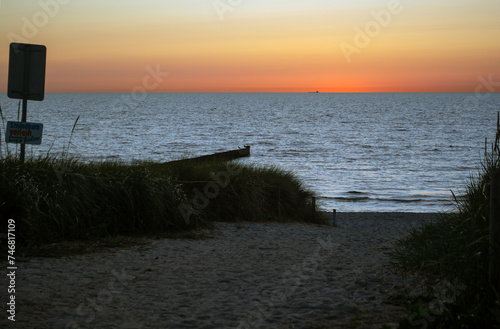 Sonnenuntergang über der Ostsee bei Ahrenshoop – Fischland-Darß-Zingst, Ostsee, Mecklenburg-Vorpommern, Deutschland
