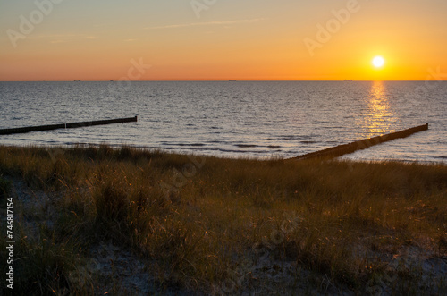 Sonnenuntergang über der Ostsee bei Ahrenshoop – Fischland-Darß-Zingst, Ostsee, Mecklenburg-Vorpommern, Deutschland