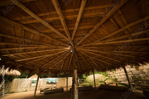 Fototapeta Naklejka Na Ścianę i Meble -  Teto de taba de índio construída com madeira e palha. 