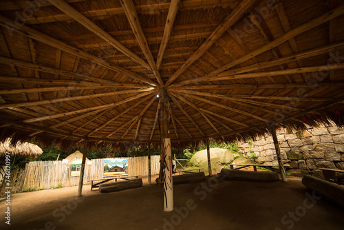 Fototapeta Naklejka Na Ścianę i Meble -  Teto de taba de índio construída com madeira e palha. 