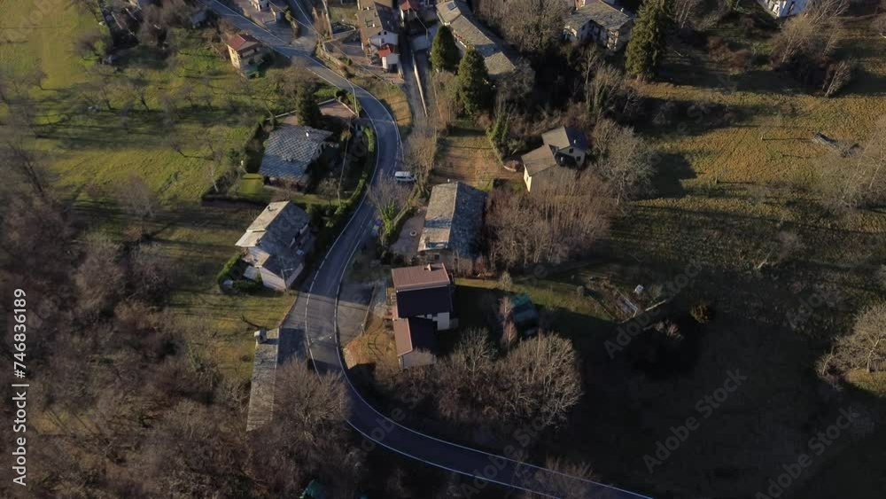 Mirar a través de un drone es mágico. Se ven árboles, montañas, casas, picos de espacios, pueblos mágicos, nieves inmensas que amas.
