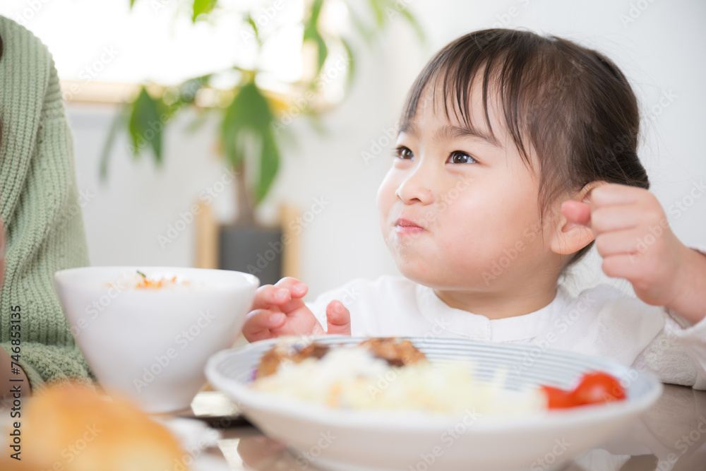 美味しいご飯が嬉しい子どもの笑顔 美味しいご飯が嬉しい子どもの笑顔