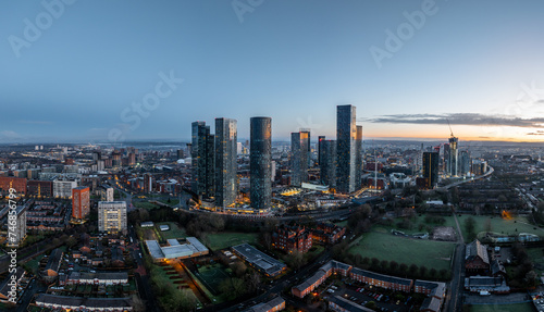 Foto Aerial of Deansgate Square Manchester UK in the blue zone just before sunrise