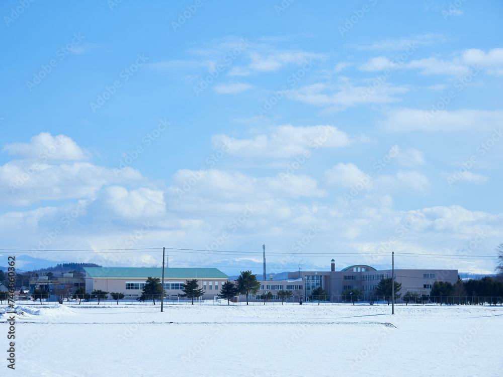 冬の北海道の旭川市の郊外の街の雪風景