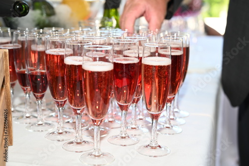 service de kir royal durant un brunch dans des flutes à champagne photo