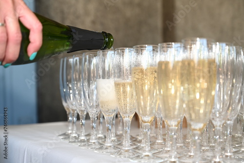 service de champagne dnas des flutes photo