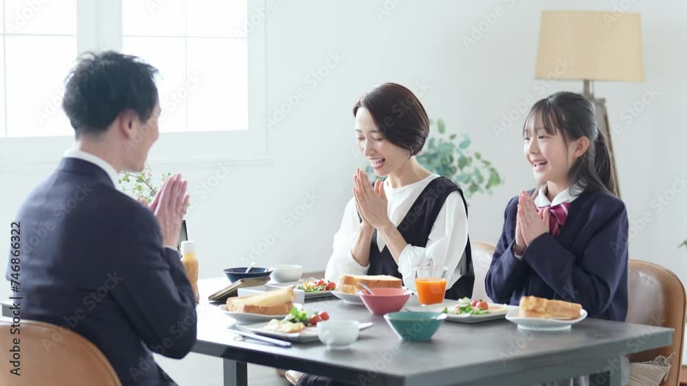 食卓でいただきますの挨拶をする家族 食卓でいただきますの挨拶をする家族