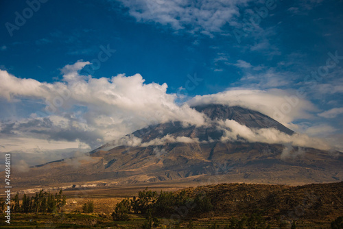 Hermosa vista panorámica del imponente Misti, volcán activo y guardián de la ciudad de Arequipa, Perú.