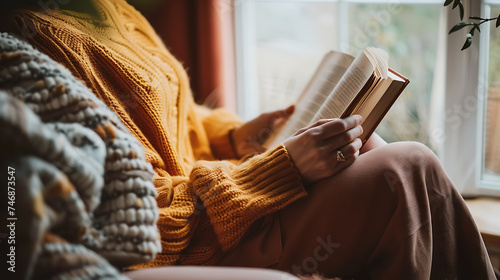 Aconchego à beira da lareira Leitura Cobertores e Luz suave criando uma atmosfera tranquila photo