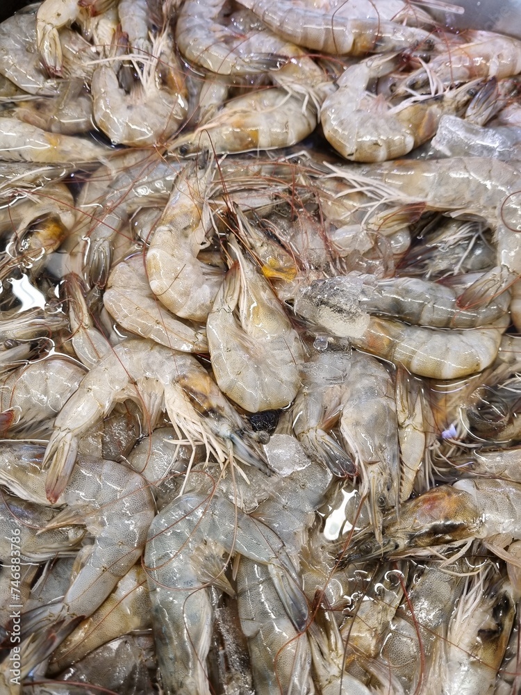 Unpeeled shrimp are sold in the market