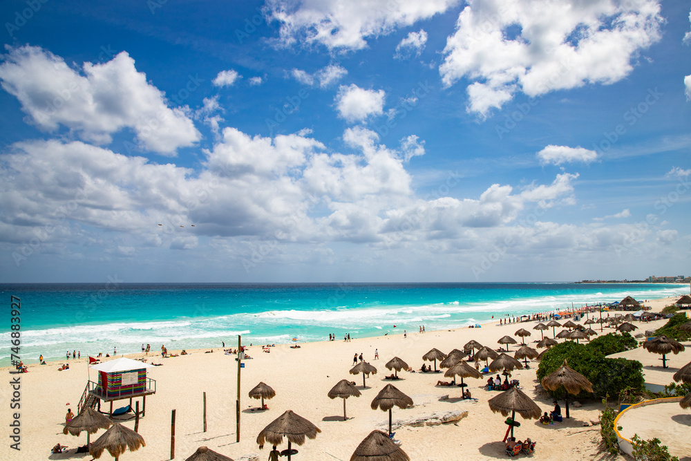 Día de vacaciones en semana Santa, en Playa Delfines, Cancún Quintana Roo, México. 