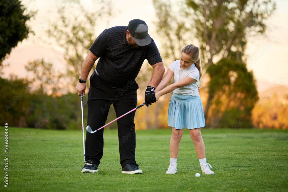 Obraz premium A father and Daughter play golf on a golf course