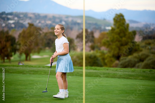 Valokuva A young girl celebrates a putt on a putting green