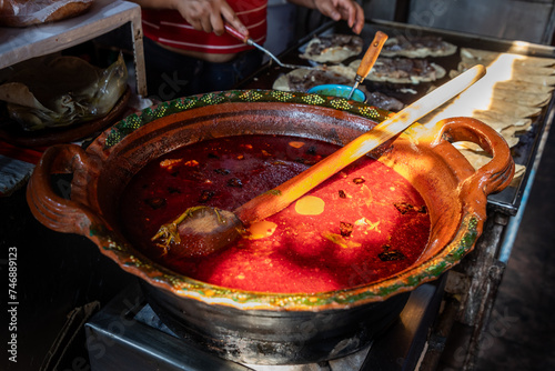 Foto Mujer en mercado de Tepoztlan, preparando comida típica mexicana como quesadillas, con una olla de menudo a lado