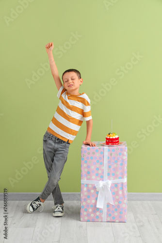 Cute little boy with gift b...