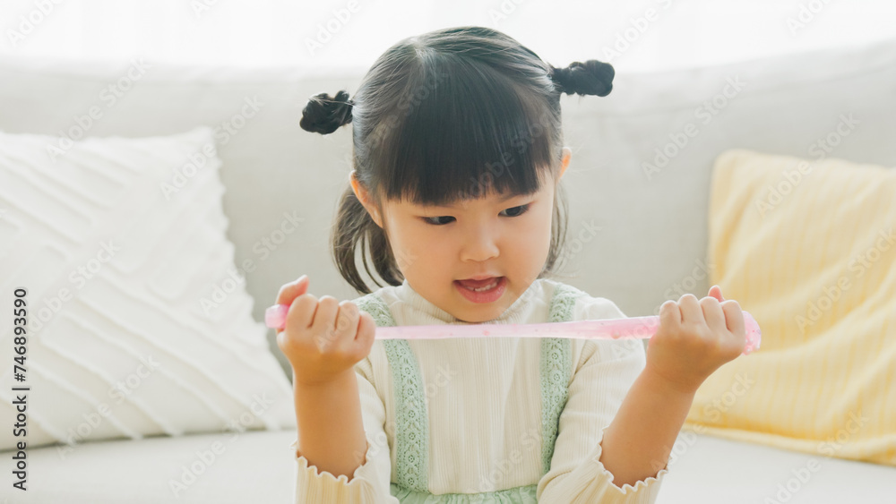 スライムで遊ぶ子供 スライムで遊ぶ子供