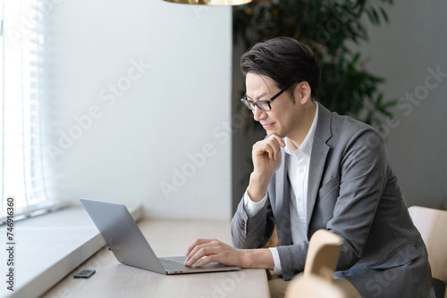 ノートパソコンを操作する男性