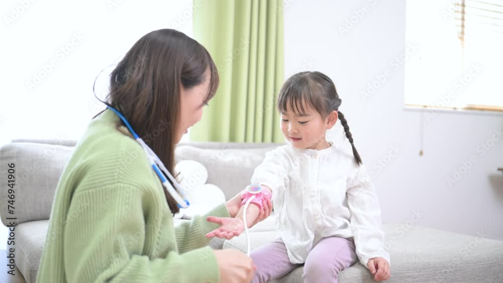 おままごと　お医者さんごっこ遊びをする親子（母娘）の動画