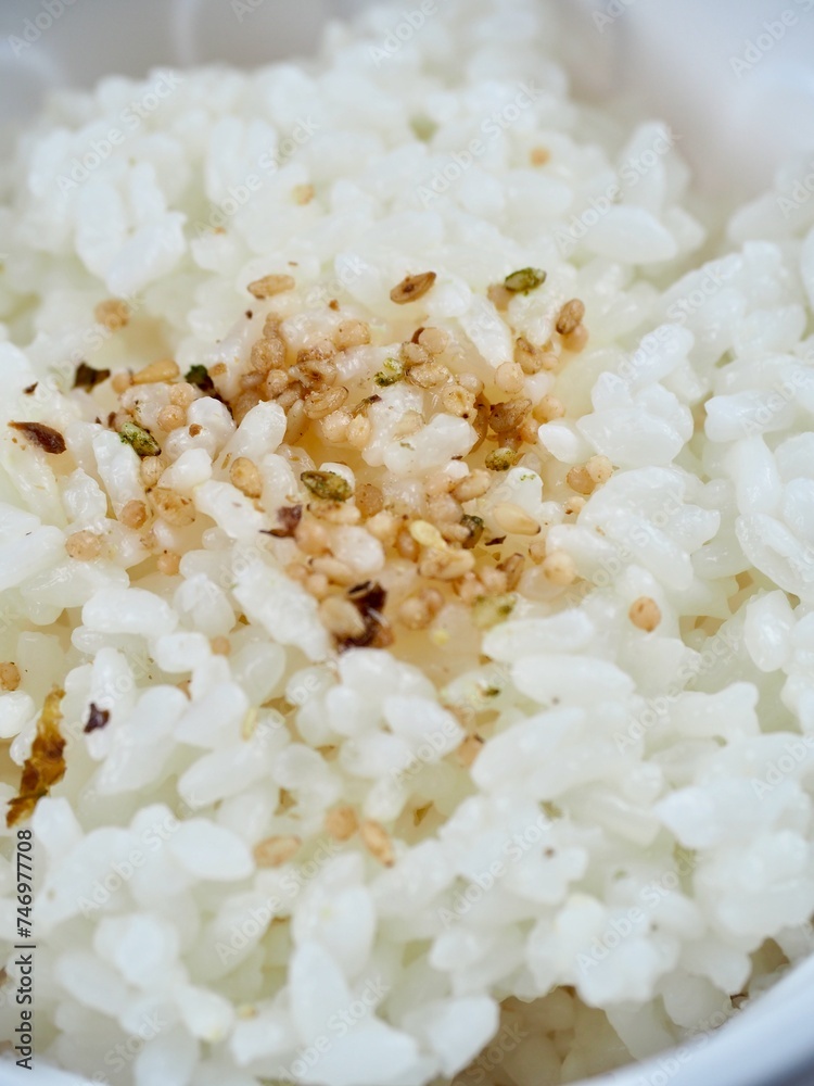 플라스틱 일회용 그릇에 담긴 흰밥 Stock Photo | Adobe Stock