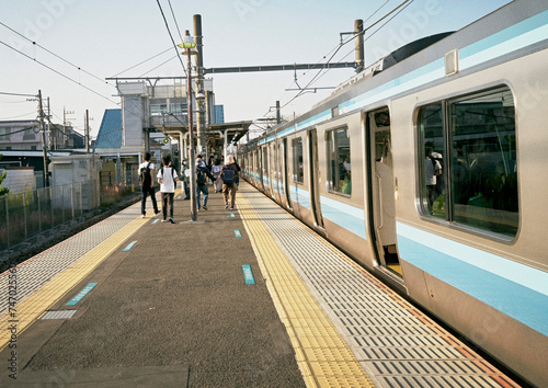 Rural train platform scenery 電車のホーム 降りる人々