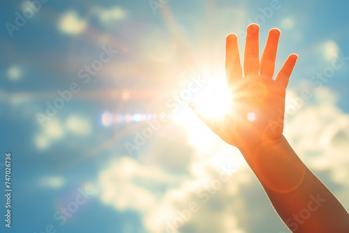 太陽に手を伸ばす子供の手
 photo