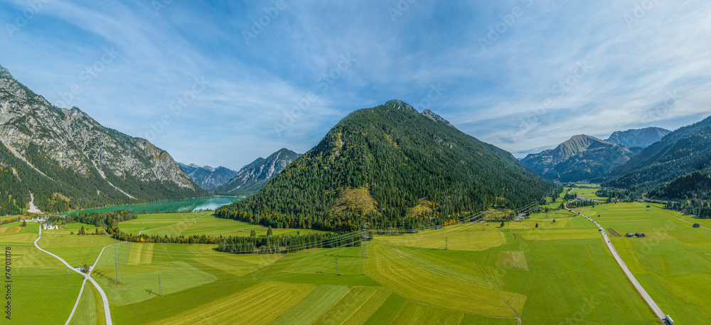 Ausblick auf die Region Heiterwang im Tiroler Außerfern im Herbst