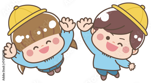 スモックを着て笑顔の子どもたち