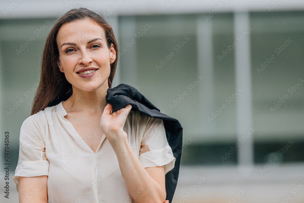 Fototapeta premium business woman outdoors with security attitude