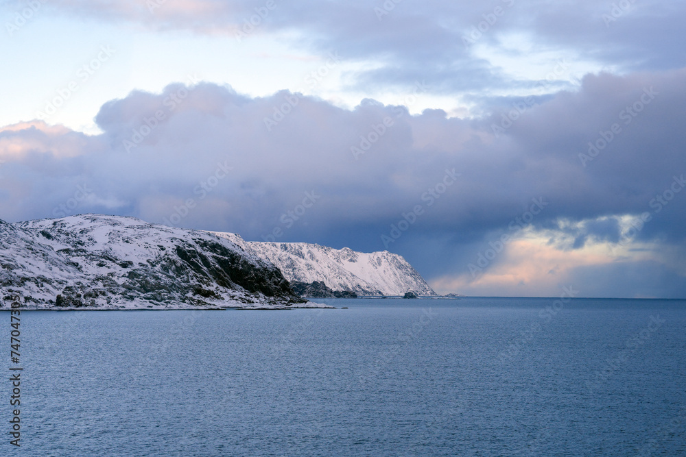 Eiskalte Landschaft am Morgen am Nordkap in Norwegen Eiskalte Landschaft am Morgen am Nordkap in Norwegen
