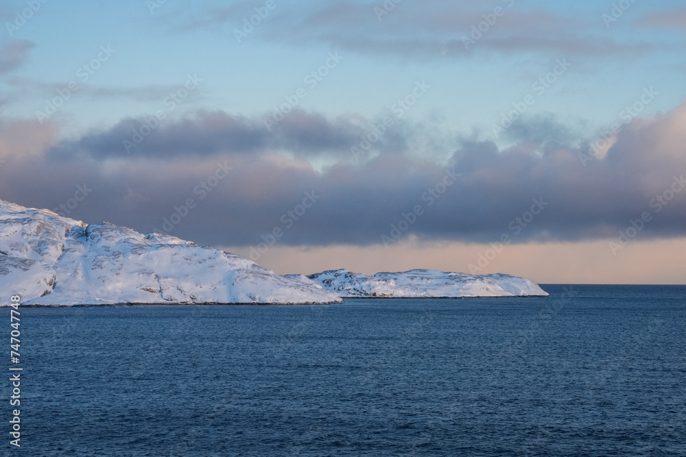 Eiskalte Landschaft am Morgen am Nordkap in Norwegen