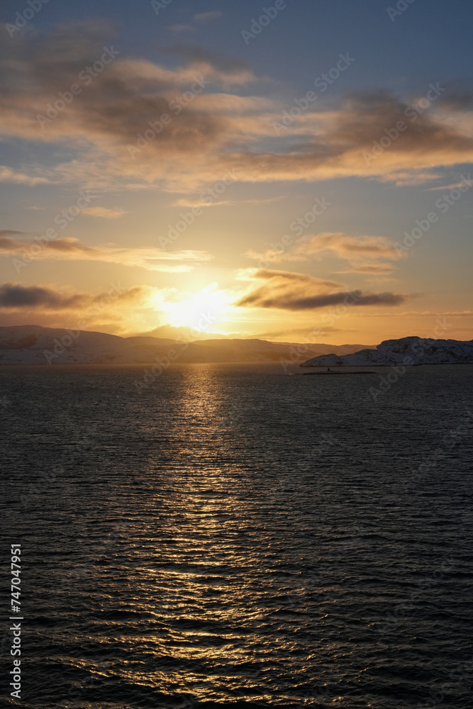 Fototapeta premium Sonnenaufgang im Nordeismeer vor dem Nordkap