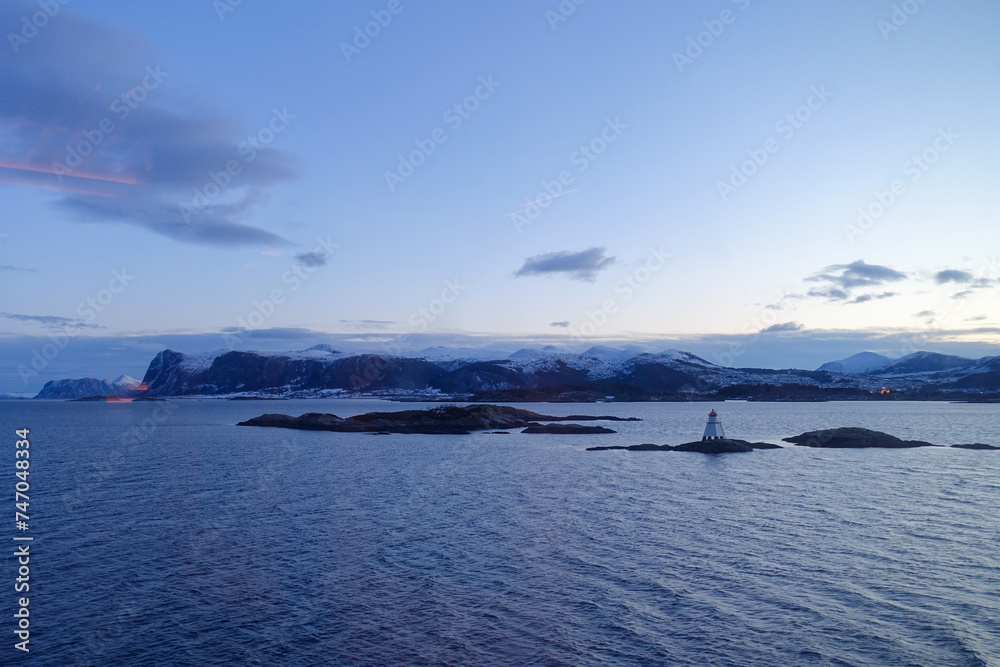 Winterliche Landschaft an der Küste von Norwegen zwischen Bergen und Tromso am Morgen 