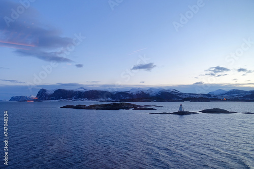 Winterliche Landschaft an der Küste von Norwegen zwischen Bergen und Tromso am Morgen 