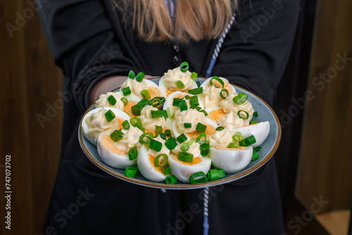 Talerz z jajkami na twardo z majonezem posypanymi szczypiorkiem, wielkanoc