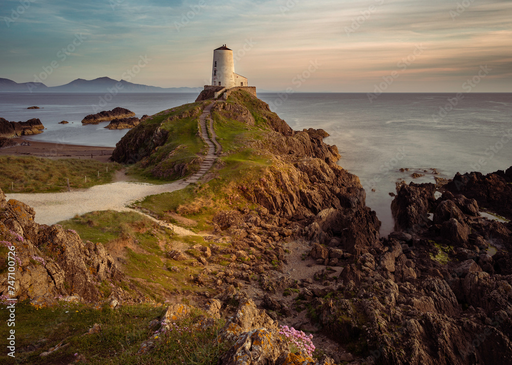 Φωτογραφία The majestic Twr Mawr lighthouse at sunset on the island of Ynys Llanddwyn in Anglesey, North Wales
