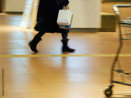 冬の旭川駅構内で急ぐ歩いている人々の姿