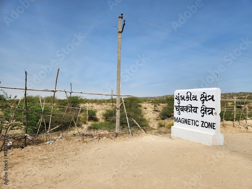 Foto Dhrobana, Gujarat India - Feb 19 2024: Magnetic Zone Signboard or Magnetic Hill Point - non gravity hill in Kalo Dungar Road Gujrat