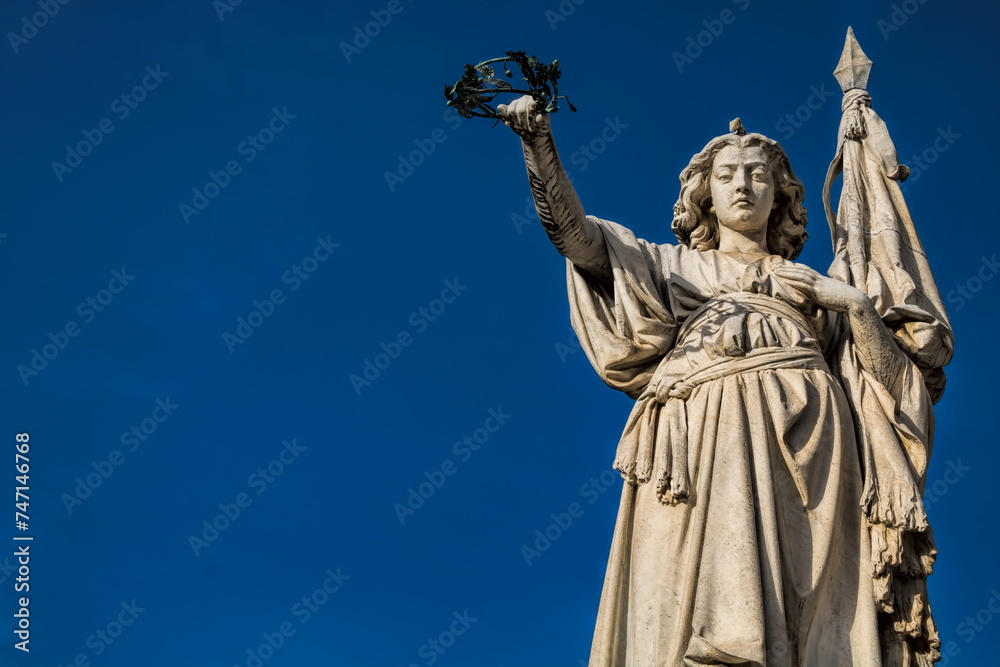 brescia, italien - statue des sieges mit lorbeerkranz