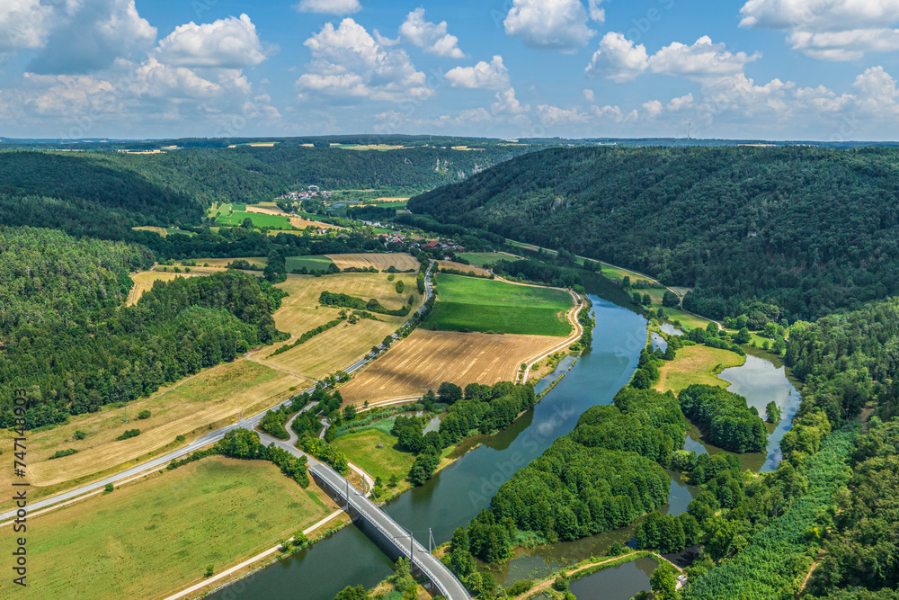Idyllische Landschaft rund um Eggersberg hoch über dem Main-Donau-Kanal in Niederbayern
