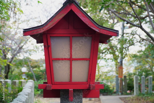 愛宕神社境内の赤い灯籠 © yamasemi film
