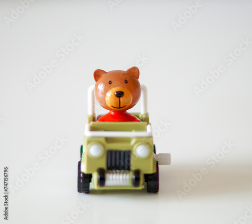 Foto wind up toy car. bear figure
