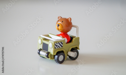 фотографія wind up toy car. bear figure