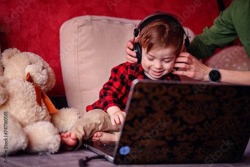 Foto A young child, immersed in technology, sits comfortably with headphones and a la