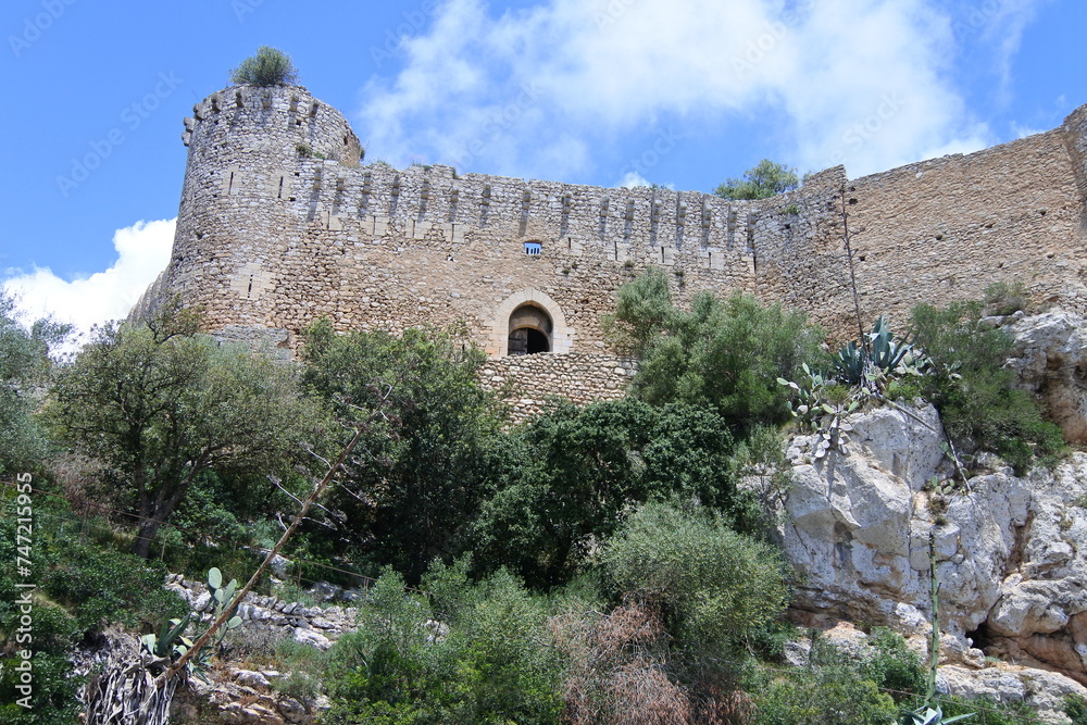 Turm und Eingang des Castell de Santueri auf Mallorca